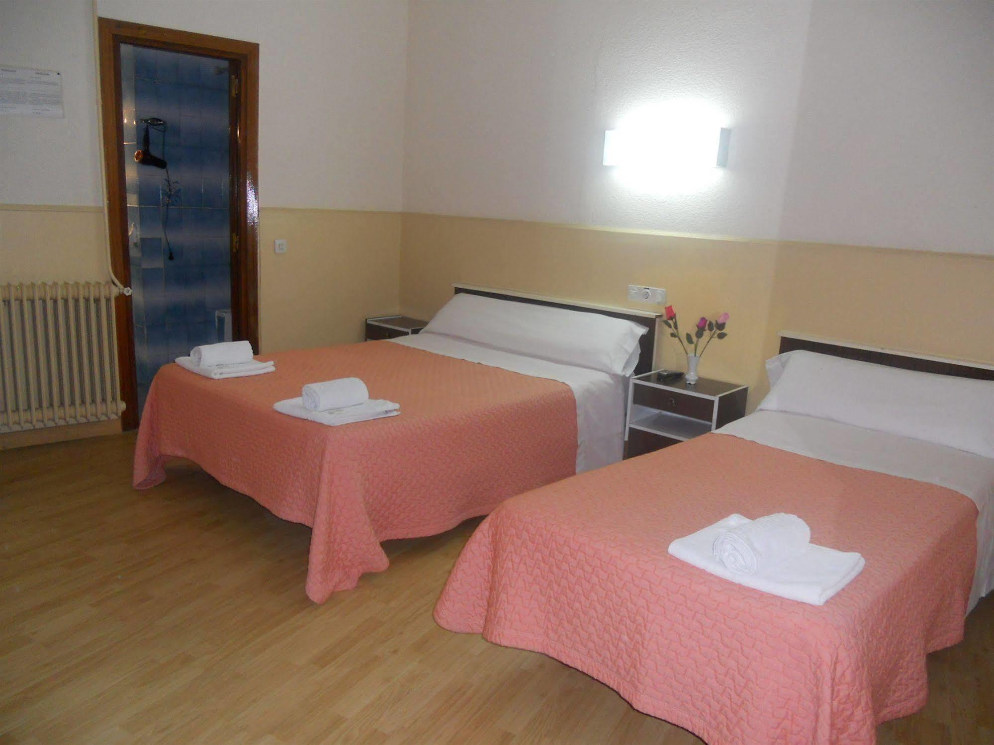 Hostal Olga Madrid Exterior foto